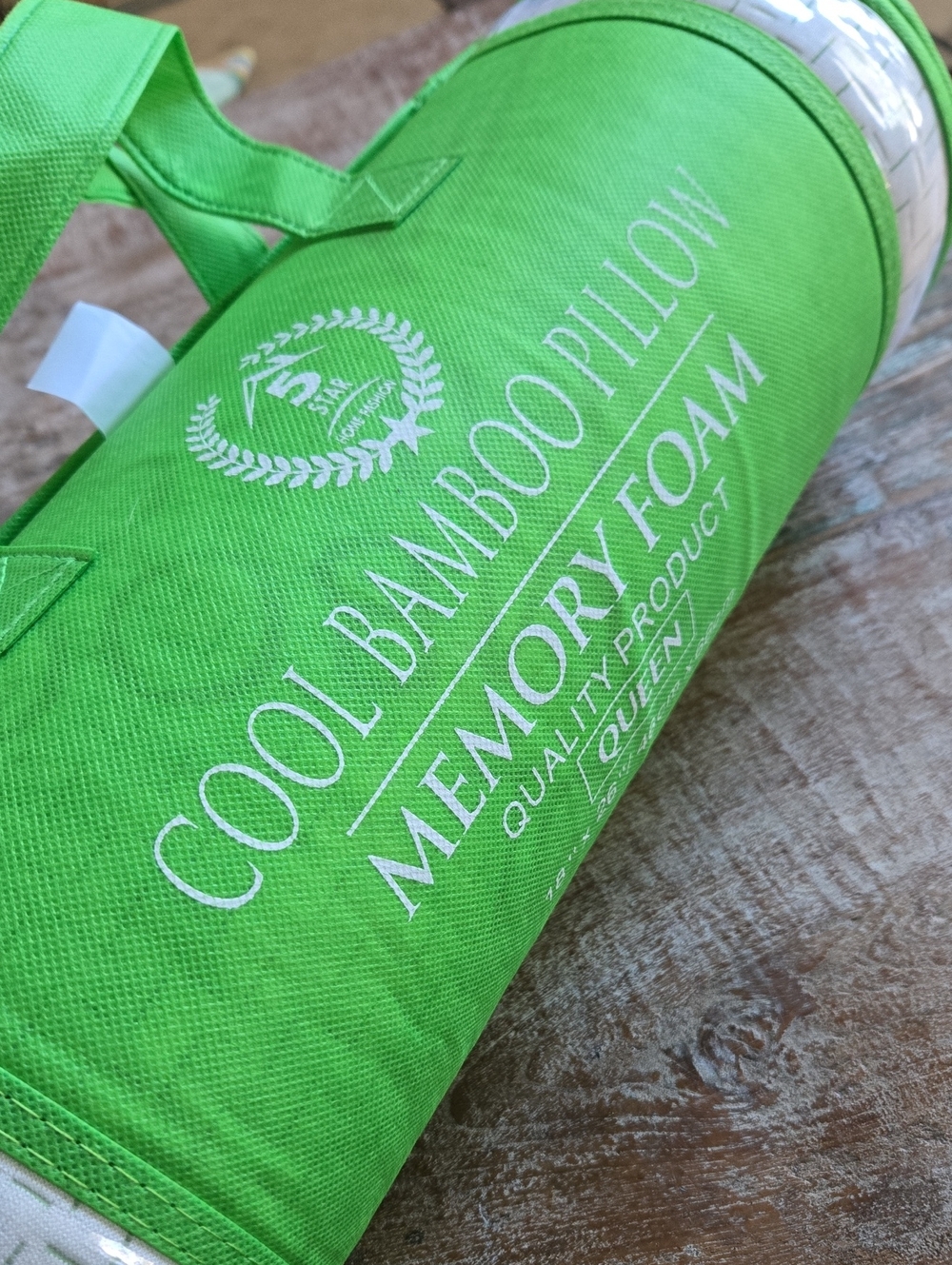 Cool Bamboo Memory Foam Pillow Queen Size Cooling NWT (BIN 009)